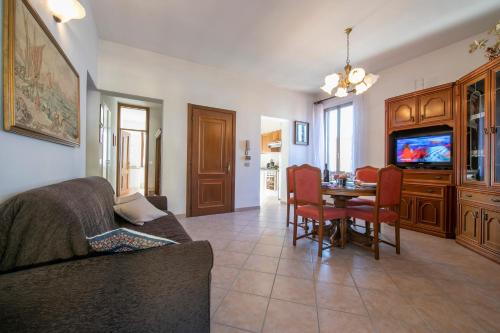 A television and/or entertainment centre at Casa Amabile With Salty water Pool - Happy Rentals
