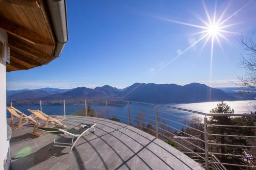 balcón con 2 sillas y vistas a las montañas en The Perfect View Loft en Premeno