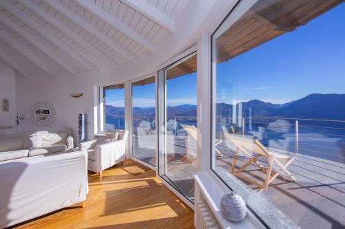 sala de estar con vistas a las montañas en The Perfect View Loft en Premeno