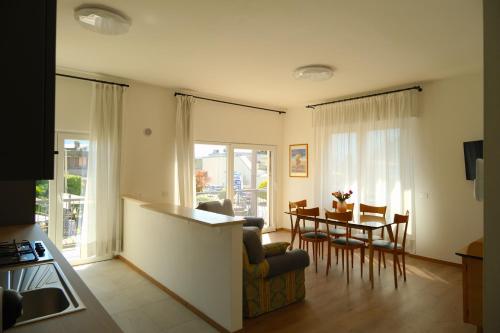 多马索CASA PAOLA Central Stay by the Lake的带桌子的客厅和餐厅