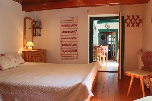 - une chambre avec un lit, une table et une chaise dans l'établissement Rozika guesthouse - Sukoró, à Sukoró
