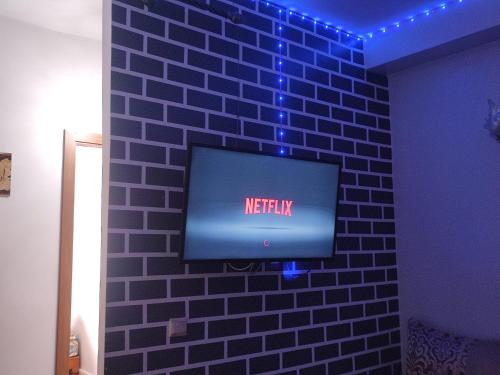 TV a/nebo společenská místnost v ubytování Your new home