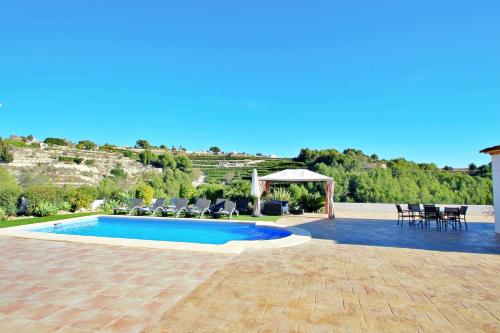 ベニッサにあるFinca La Verema - holiday home with private swimming pool in Benissaのスイミングプール(椅子付)、ガゼボ