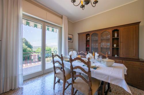une salle à manger avec une table et une grande fenêtre dans l'établissement Casa Angiolina Bellavista, à Besozzo
