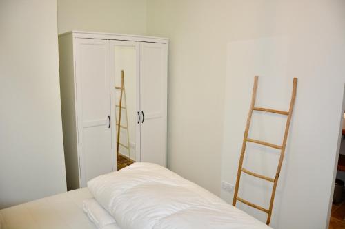 een kamer met twee ladders en een witte muur bij Villa Jilie in Malaucène