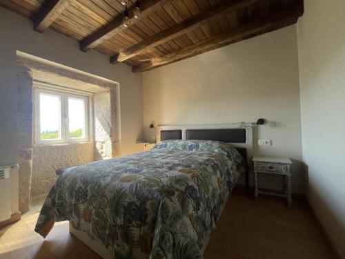 a bedroom with a bed and a window at YourHouse A Casa Da Corona casa rural in Ourense