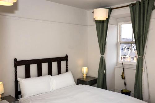 a bedroom with a bed and a window at Seaside Hideout - close to beach in Eastbourne