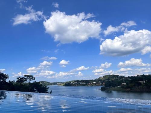 - une piscine avec vue sur la rivière dans l'établissement Surreal Igaratá Pousada, à Igaratá