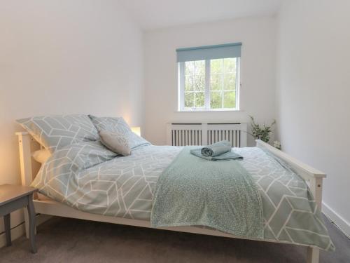 um quarto com uma cama e uma janela em Rosewood Cottage em Durham