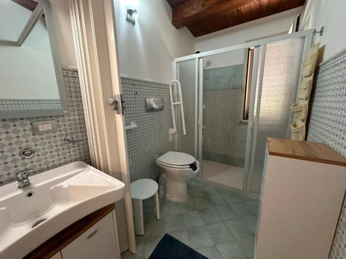 y baño con lavabo blanco y aseo. en B&B Estremo Sud Marzamemi, en Marzamemi