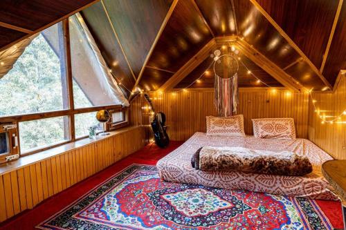 Giường trong phòng chung tại Gharsa - Your Mountain Home