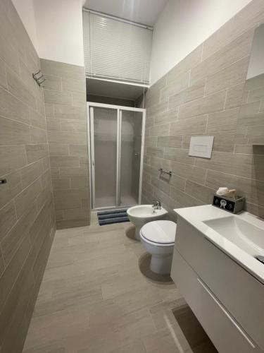 ein Bad mit einem WC, einem Waschbecken und einer Dusche in der Unterkunft ..A DUE PASSI DAL MARE in Terrasini