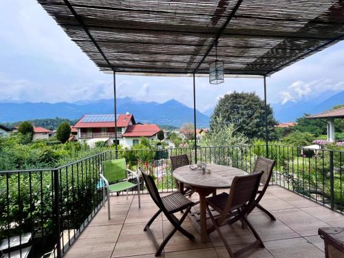 a patio with a table and chairs on a balcony at Casa Unica- da Bruno in Colico