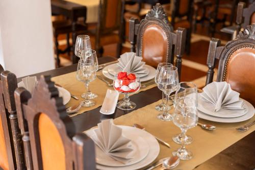 una mesa con platos y copas de vino. en Hotel Mira Serra, en Celorico da Beira