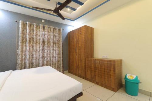 um quarto com uma cama e um armário de madeira em SHREE Ram hotel em Gorakhpur
