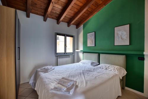 A bed or beds in a room at Casa con Vista Airconditioned 2-Bedroom Apartment