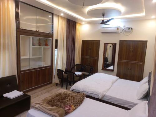 Una cama o camas en una habitación de Kalash Guest House