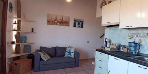 un salon avec un canapé dans une cuisine dans l'établissement Casa vacanza Belvedere, à Torre Dei Corsari