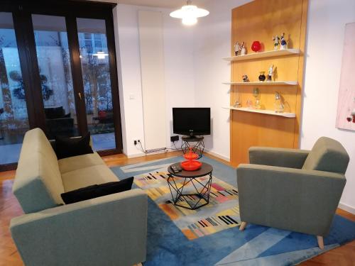 ein Wohnzimmer mit 2 Stühlen und einem TV in der Unterkunft exklusive Ferienwohnung in Architekten Villa, nähe Theater in Meiningen