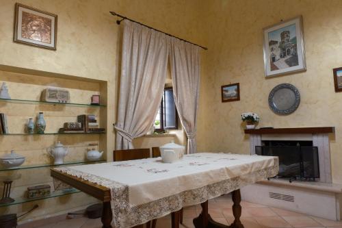a dining room with a table and a window at Conte Spencer in Casertavecchia