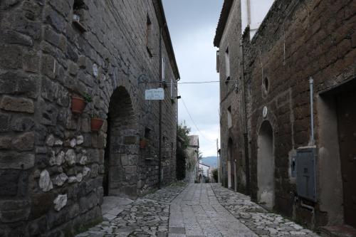 an alley in an old town with stone buildings at Conte Spencer in Casertavecchia