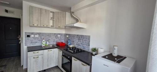 a small kitchen with a stove and a refrigerator at Andante in Campina