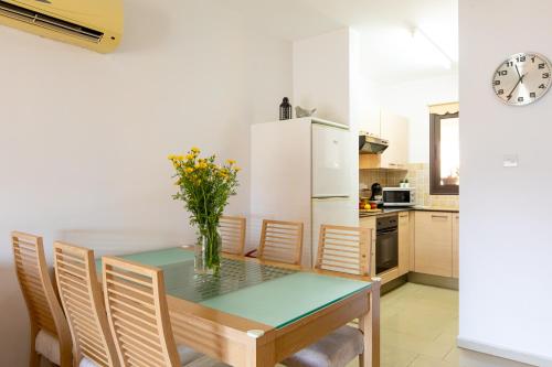 Una cocina o zona de cocina en Tranquil Kyklades BC6, WALK to BEACH