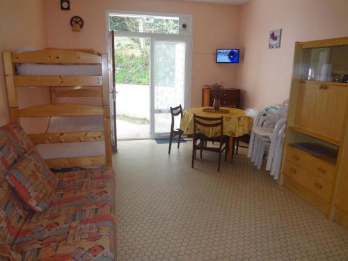 une chambre avec un lit et une table et une chambre avec une échelle dans l'établissement appartement 4 personnes mer à 200 m, à Jard-sur-Mer