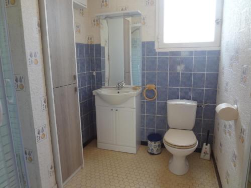 une salle de bain avec toilettes et lavabo dans l'établissement appartement 4 personnes mer à 200 m, à Jard-sur-Mer