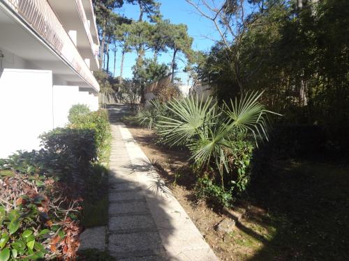 un trottoir à côté d'une maison avec quelques plantes dans l'établissement appartement 4 personnes mer à 200 m, à Jard-sur-Mer