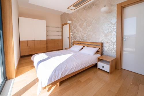 Katil atau katil-katil dalam bilik di Villa Tivat Bay View