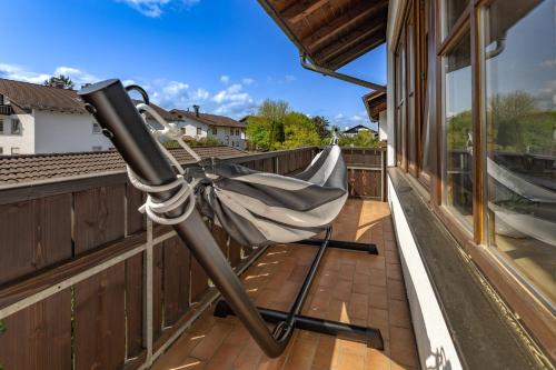 ein Teleskop auf dem Balkon eines Hauses in der Unterkunft DREAM - Alpenblick, Balkon, Hängematte, Parkgarage in Kolbermoor