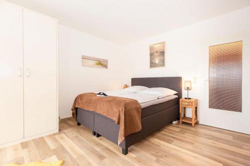 - une chambre avec un lit et du parquet dans l'établissement Lord Nelson Cuxhaven, à Cuxhaven