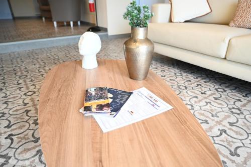 a coffee table in a living room with a vase at Locanda Fermento in Mochignano