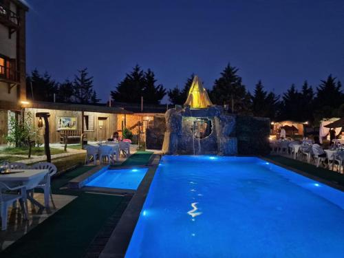 una piscina in un resort di notte di MY RESET FARM a Çatalca