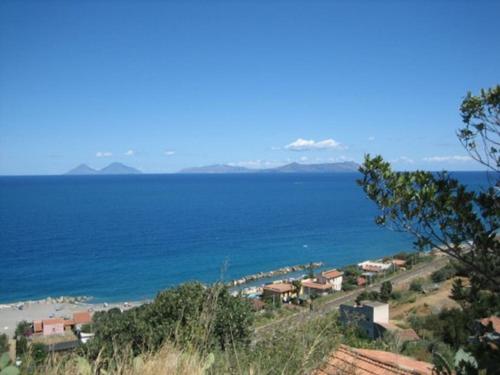 a view of the ocean from a hill at Appartamento per 2 persone con vista sulle Eolie Casa Spisidda "Lipari" in Gioiosa Marea