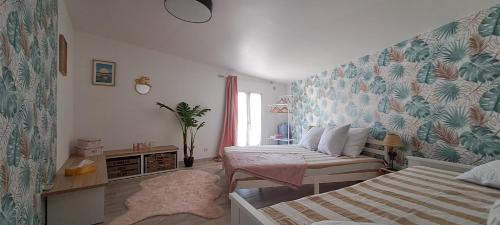 um quarto com uma cama e um sofá em Maison centre Historique - LSM30Conciergerie- em Saint-Gilles