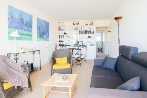 a living room with a couch and a table at Appartement spacieux idéalement situé sur le remblai des Sables dOlonne in Les Sables-dʼOlonne