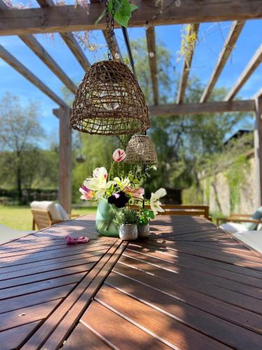 a table with a basket of flowers on top of it at Pool house-L'hirondelle de Sermizelles- grand jardin, calme et nature aux portes du Morvan in Sermizelles