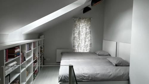 Habitación pequeña con cama y ventana en Apartament MARIA z ogródkiem i parkingiem en Śrem