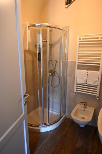 a shower in a bathroom with a toilet and a sink at Locanda Fermento in Mochignano