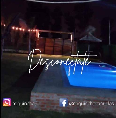una foto de una piscina por la noche en Mi Quincho Cañuelas en Cañuelas