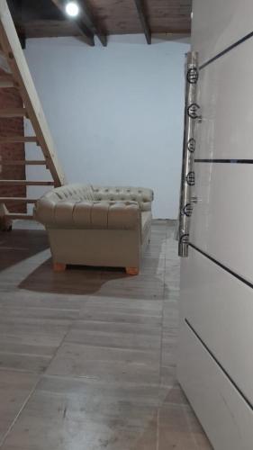 Habitación con 2 camas en una habitación con escaleras en Mi Quincho Cañuelas en Cañuelas