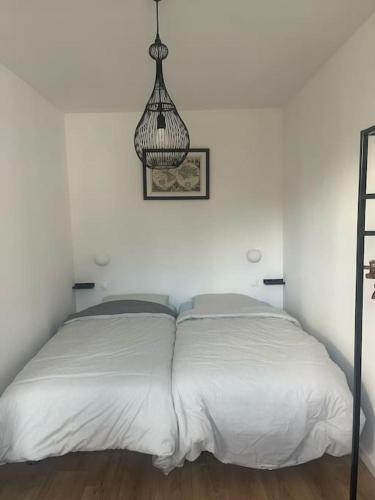 Krevet ili kreveti u jedinici u okviru objekta La Grange Eiffel appartement cosy