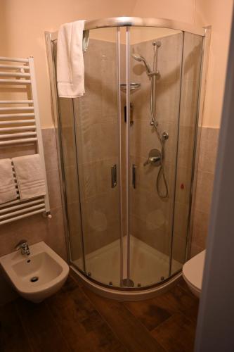 a bathroom with a shower with a sink and a toilet at Locanda Fermento in Mochignano