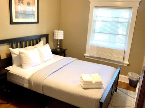 萊克伍德的住宿－The House Hotels - Lakewood - 10 Minutes to Downtown Attractions - Thoreau Lower，一间卧室设有一张大床和窗户