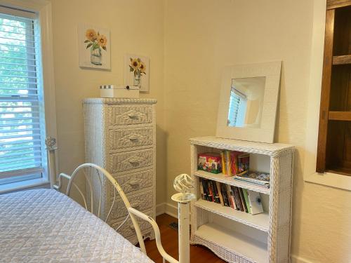 Saint Leonard的住宿－Hickory House on the Chesapeake Bay!，一间卧室配有一张床和一个带镜子的梳妆台