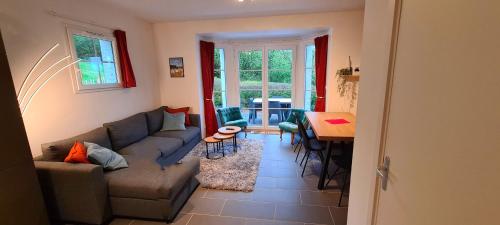 un salon avec un canapé et une table dans l'établissement Le cottage sauvage, à Équihen-Plage