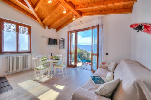ein Wohnzimmer mit einem Sofa und einem Tisch in der Unterkunft La Brezza Del Lago Maggiore with view - Happy Rentals in Laveno-Mombello