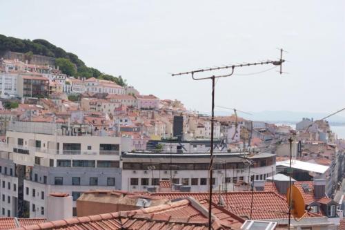 un groupe de bâtiments au sommet d'une colline dans l'établissement Home Mais Sant’Ana, à Lisbonne
